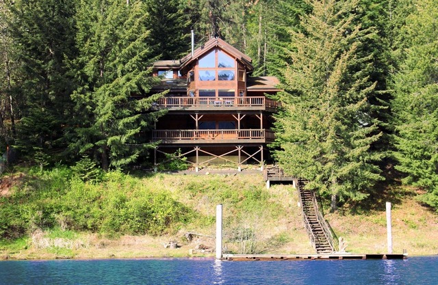 Spektakuläre 3-stöckige 6BR CDA Lakefront w / Dock, Whirlpool auf abgelegenen Powderhorn Bay