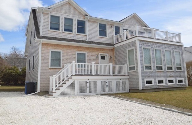 Spectacular 4 bed 2 bath home between the beaches- perfect family retreat!