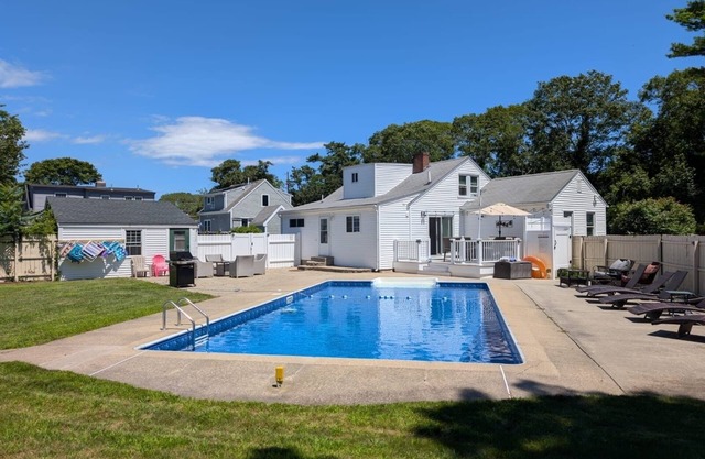 Spectacular 4 Bedroom House with large HEATED Pool, Playground Basketball court