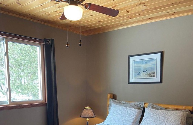Spectacular 4 season cottage on Finnegan Lake!