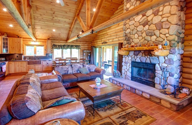 Stunning 3BR Log Cabin - End of summer DISCOUNTS - Not too late to GETAWAY!