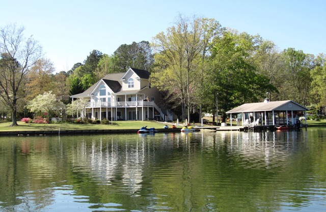 Spektakuläre 5 Schlafzimmer Lake Gaston Home auf große geschützte Bucht