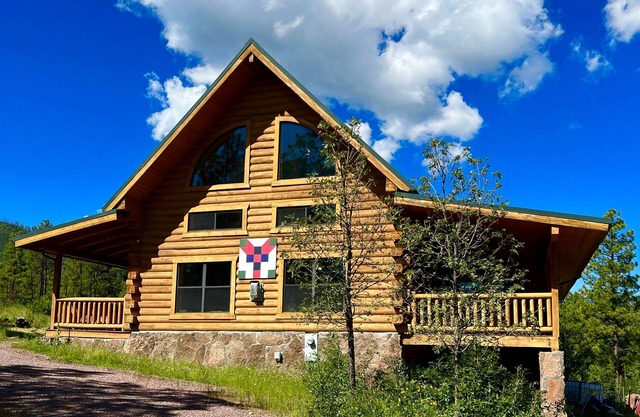 Riesige luxuriöse, erschwingliche moderne Blockhütte-Juni-Termine verfügbar