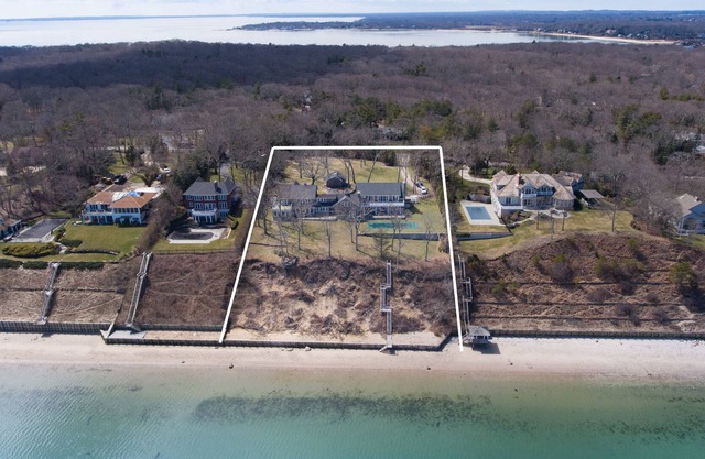 Großartige Bucht-Front, die Nassau Point Home ausbreitet