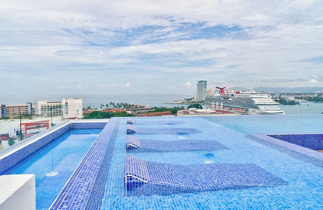 Spectacular beach and mountain view Condo - 5 min from the beach