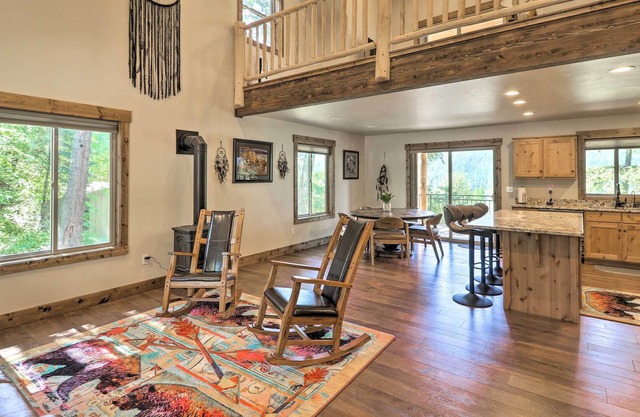 Spectacular Cabin: Views, Walk to Swan Lake!