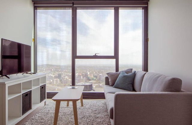 Spectacular City Views; Pool And Free Parking