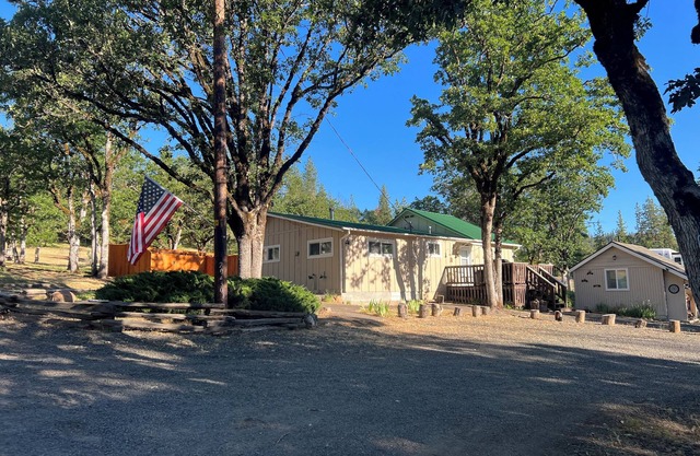 Spectacular Cozy Cottage- Wood Stove, Fire Pit, Creek