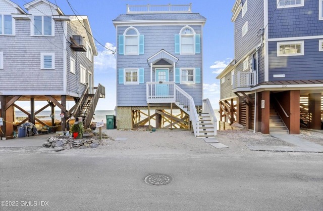 Spectacular direct waterfront with rooftop hot tub 360 degree views.