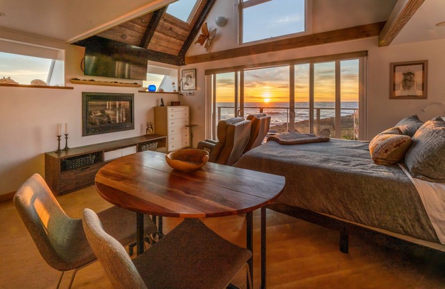Spectacular, dog-friendly, oceanfront studio with a loft, hot tub, and firepit
