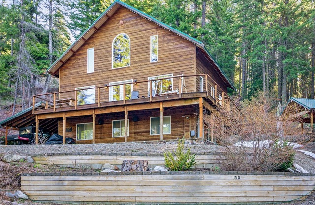 Spectacular Dog-Friendly Home + Loft w/Free WiFi, Private Hot Tub, Gas Fireplace