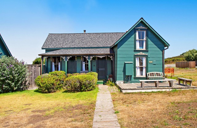Spectacular home with stunning views, decks, fireplaces, sauna, & fast WiFi