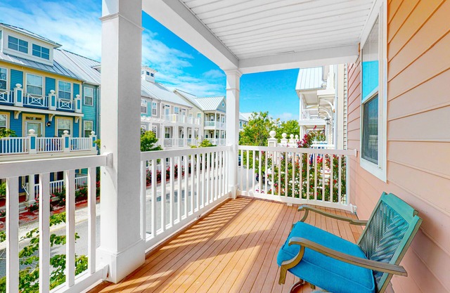 Spectacular House Near Bay w/Shared Pool, Water Views, Private W/D, AC, WiFi