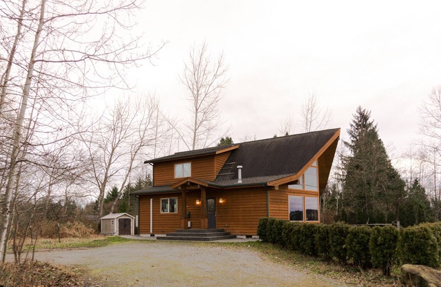 Spectacular indoor/outdoor views on a secluded part of Drayton Harbor.