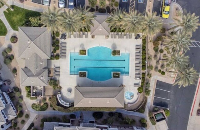 Spectacular Kierland Condo...walk to bars and restaurants