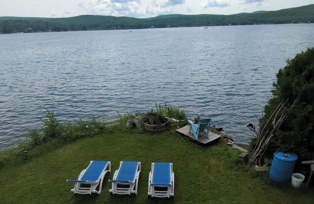 Spectacular Lakehouse with mountain views own sandy beach on crystal clear lake