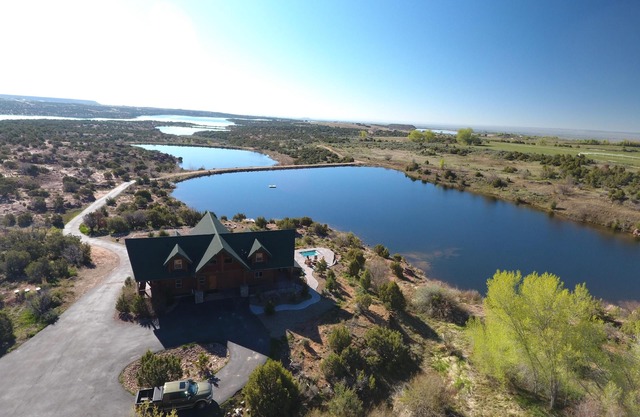 Spektakul��rer See und Fischerort