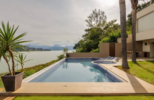 Spectacular lakefront home with pool