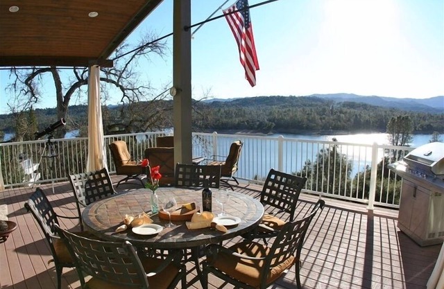 Spektakuläre Lake Nacimiento Waterfront Home mit eigenem Dock.
