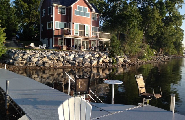 Spektakuläres Haus am See mit Terrasse, Feuerstelle, Dock und Tesla-Ladegerät.