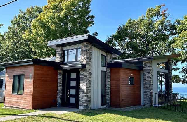 Spectacular Lakehouse on water. Family friendly-lots of room. Close to Beaches!