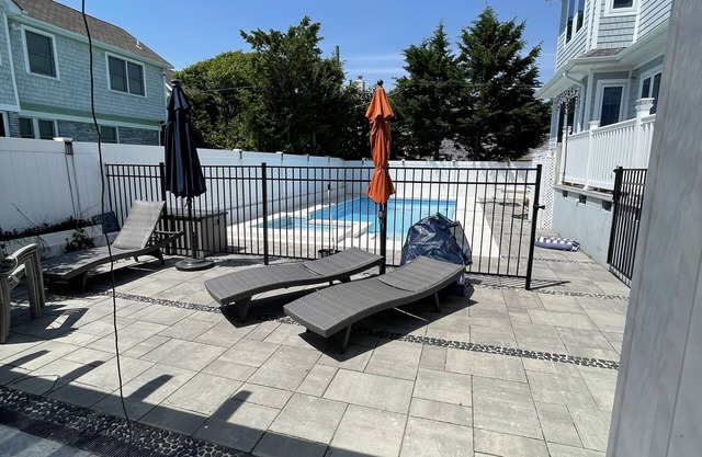 Spectacular modern house - just a few minutes from beach!