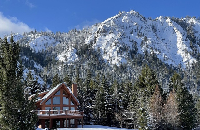 Spectacular mountain views, home and garden with private hot tub and sauna
