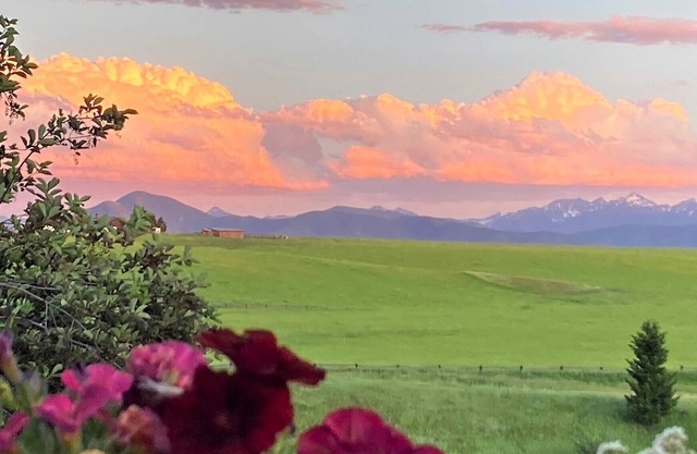 Spectacular Mountain Views with Pond and Outdoor Activities