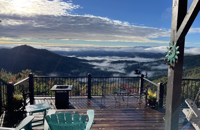 Spectacular Mtn Views-Artfully Decorated. Inviting, Warm & Rustic.