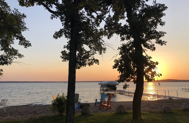 Spektakuläre New Lakefront Home am Main Gull Lake mit Bunkhouse - für 16 Personen