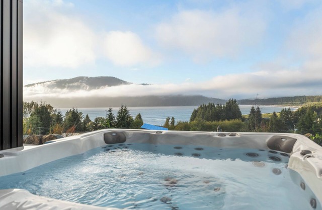 Spectacular Ocean View and Hot Tub sleep 7
