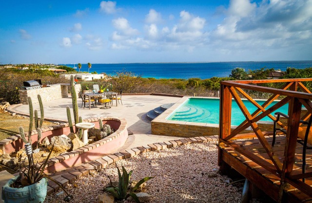 Spectacular Ocean view with access to private pier swim,dive and snorkel