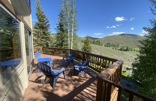 Spectacular,peaceful Sun Valley View Home ,Two Acres ,Access to Private Lake.
