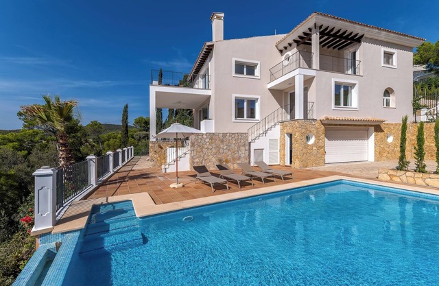 Spectacular pool villa in Camp de Mar with stunning views