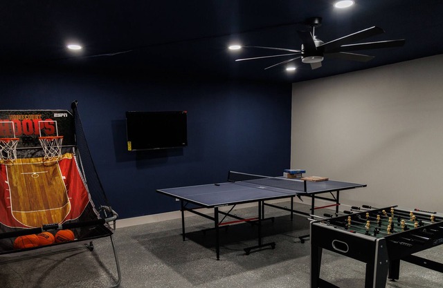 Spectacular spacious home! Pool+Game room