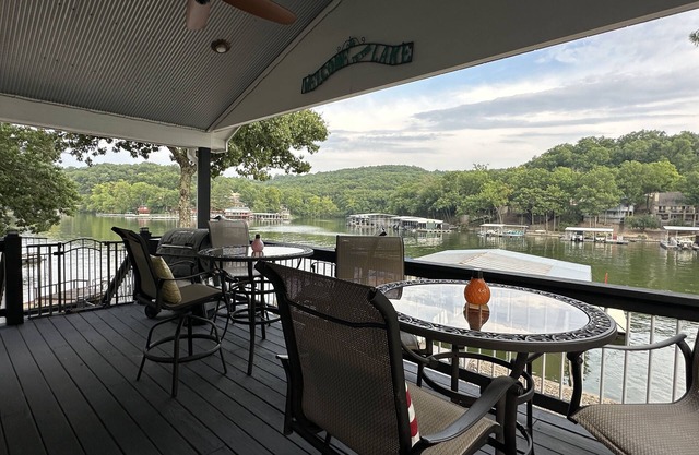 Spectacular Sunsets, Live Music & Nearby Restos
