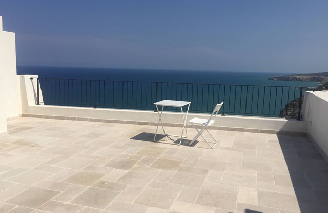 Spektakuläre Terrasse mit Blick auf das Meer