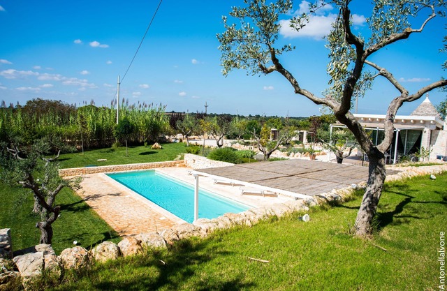 Trulli-Villa mit privatem Pool, umgeben von mediterranem Peeling