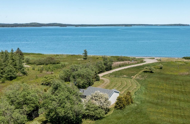Spectacular Beachfront 2-bedroom cottage 5 minutes from Quoddy Head State Park!