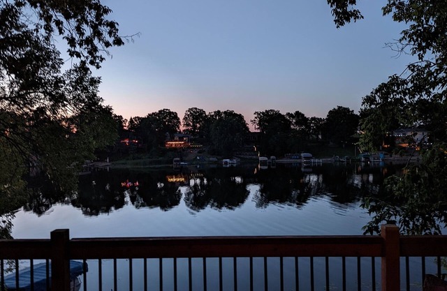 15 minutes from Powder Ridge Ski Hill-sleeps 10