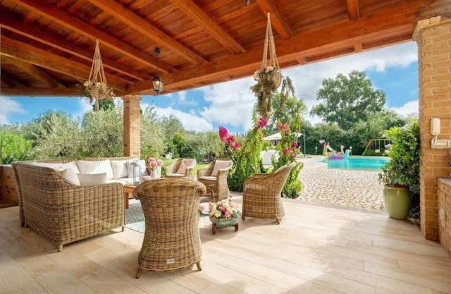 Spectacular Villa, Jacuzzi pool, playground -Wi-Fi - barbecue area