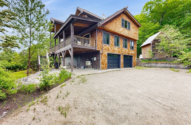 Spectacularly updated family mountain lodge w/deck & amazing views