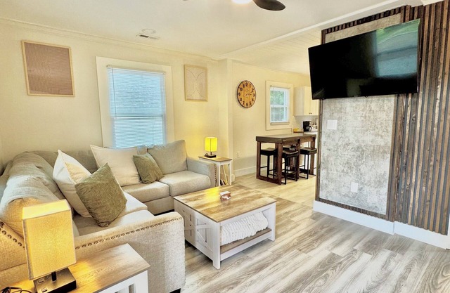 Spectrum | No Cleaning|Dog Fee | Bank of America | Downtown | Fenced Yard |