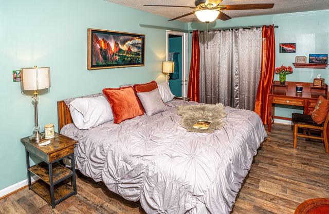 Speedway Pit Stop Bungalow in the heart of Speedway. Walk to IMS, & Restaurants