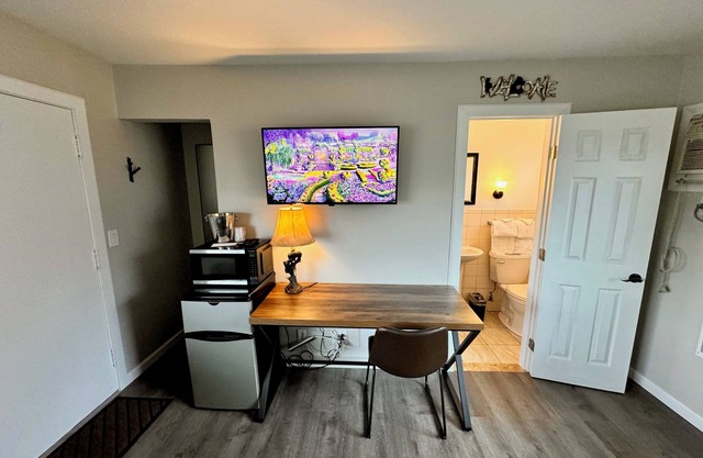 Spencerport - Cozy Cabin Inn - Sleeps 2, 1 Full Size Bed