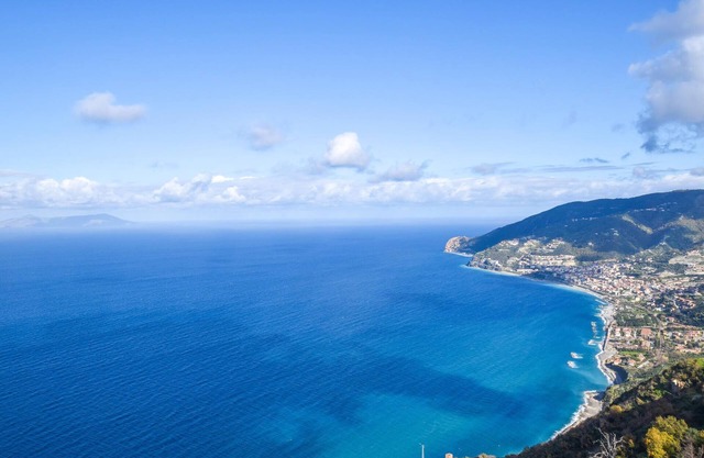 Spend a relaxing vacation in this beautiful apartment with a fantastic view of the sea.