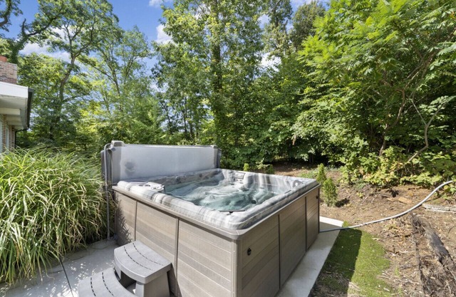 Spend fall in MI! Hot Tub, Fire Pit + more!