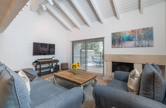 Spend Summer in Sun Valley! Remodeled Condo Walking Distance to Dollar Mountain