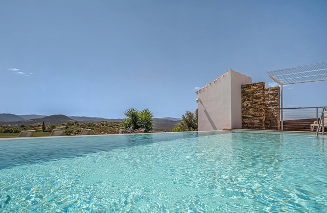 Spend the vacation in this inviting cottage with magnificent mountain panorama.