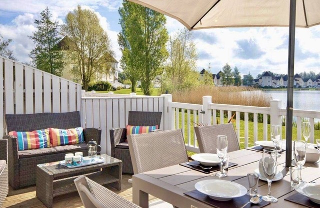 Spinnaker Lodge · Cotswolds Lakeside Home